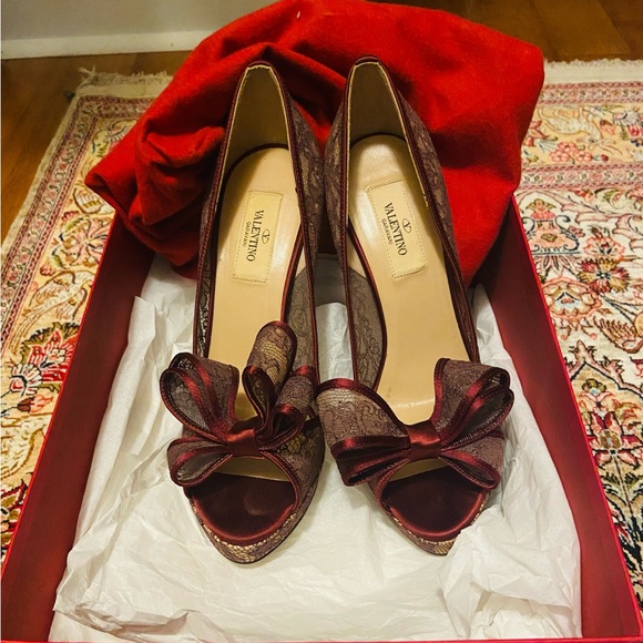 Valentino Couture Bow Lace Platform Pump Heels with Open Toe in Wine Colour - Picture 4 of 5